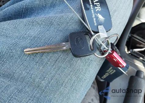 2003 Toyota Camry Le z USA, uszkodzony, nr VIN 4T1BE32K63U215935